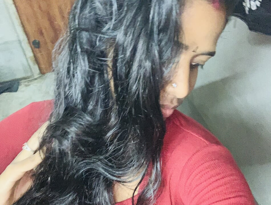 Büyük göğüslü seksi madam hizmetçiyle sevişiyor HotBhabi