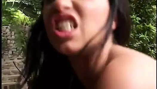 G-stringli tıraşlı esmer domaltarak sikişmek için eğiliyor