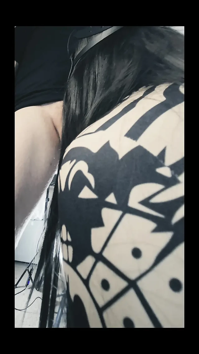 Неверная жена миссис Noir трахается с другом мужа и снимает на видео большой белый член в видео от первого лица, сжимая ее волосатую тугую киску