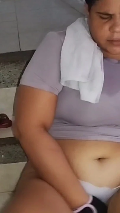 Colombian BBW with a big ass comes home from the gym, touches her pussy and ends up masturbating until she has a great… | Clip 1