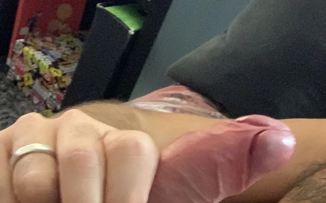 Bir babaya sohbet ediyor ve brifing gösteriyor