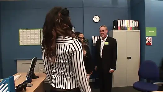 Büyük memeli sürtükler için vahşi dörtlü seks