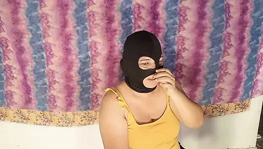 Зрелая дези сосет яйца