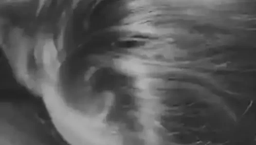 Emily komşular çük emme becerilerini dünyaya gösterir