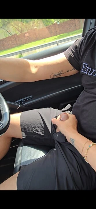 O araba sürerken yarağını vites çubuğu gibi kullanıyorum