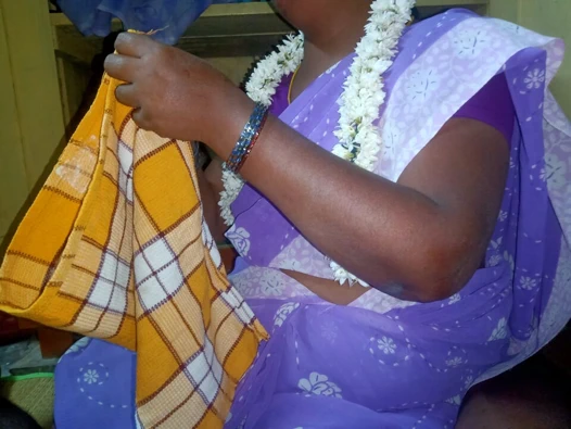 Hintli kadın sari içinde sakso çekiyor