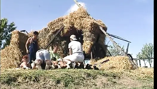 Beş azgın genç bayan birçok adamla mutlu bir şekilde seks yapıyor