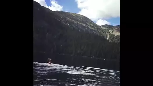 banhandose en el rio