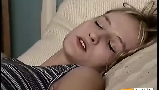 Yaramaz piliç yakışıklı bir adama binmeden önce büyük bir oyuncağı kıllı amına sokuyor