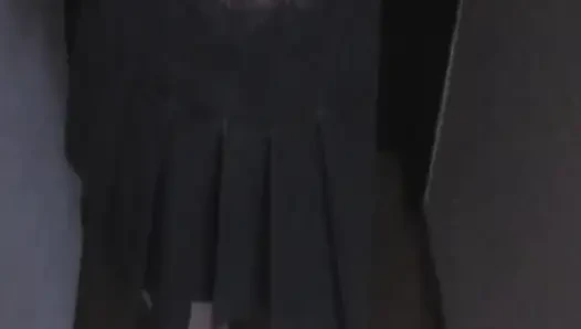 Esmer kadın yakın çekimde ıslak amını parmaklıyor