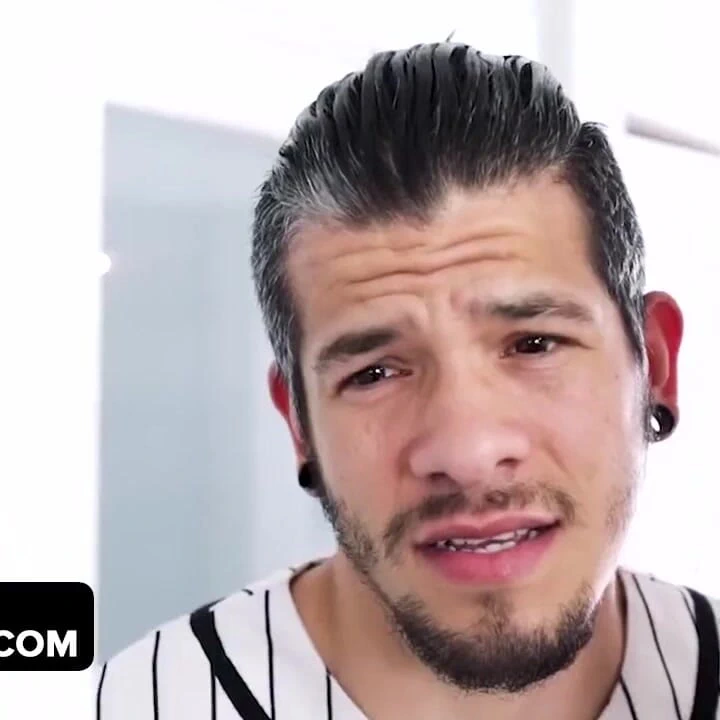 Üvey oğlunun en iyi arkadaşı Blaten Lee'nin orta yaşlı seksi amcık taşaklarını sikiyor ve onu hamile bırakmaya çalışıyor