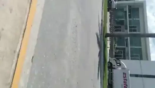 Culote cruzando avenida