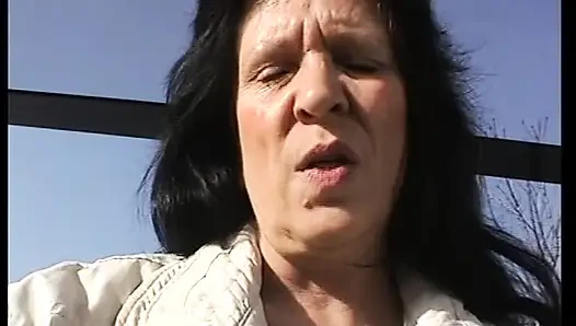 Çirkin koyu saçlı Alman genç erkek avcısı tek başına