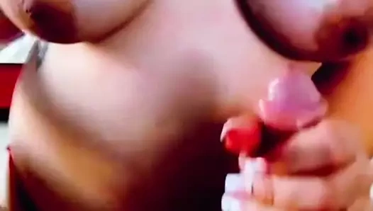 Kullanıcılarımızdan biri tarafından bize gönderilen video, şovumuzun tadını çıkarıyor, göğüslerim ve Mike'ın büyük yarağına sakso