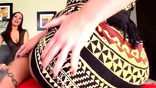 Sürtük çift esmer yarağını paylaşmadan önce birbirlerinin tadını çıkarıyor