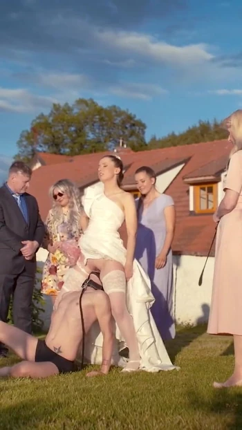 Незабываемый момент из "BRIDE4K. Блондинка-невеста с натуральными сиськами наслаждалась хорошим трахом на ее извращенной свадьбе"