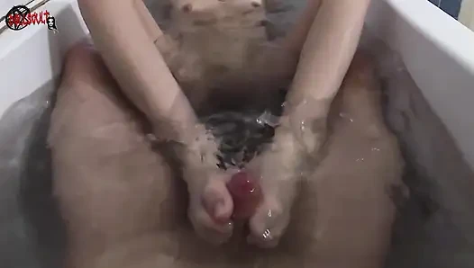 Küçük ayaklarıyla beni küvette boşaltıyor - dollscult