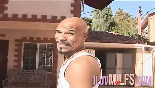 Büyük memeli orta yaşlı seksi kadın erkek arkadaşının yarağına binerken tapıyor