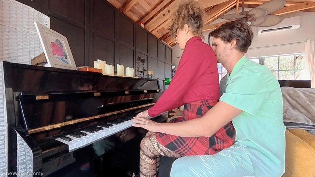 Piyano öğretmenimin üzerine boşaldım