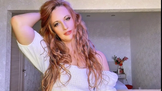 Utangaç flört eden kız