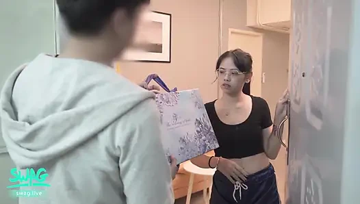 Görünmez sprey: azgın komşu bir kızın evini işgal ediyor