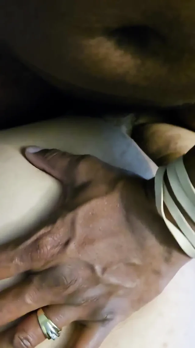 Latin orta yaşlı seksi kadın domaltarak sikiliyor