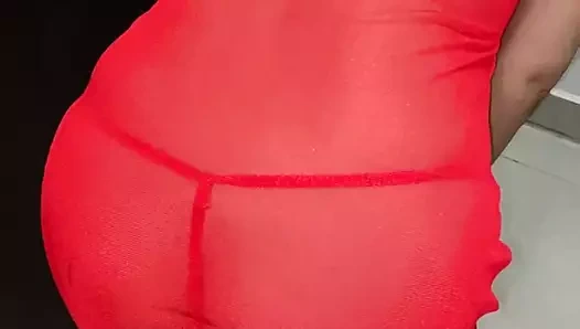 Kırmızı elbiseyi seviyor