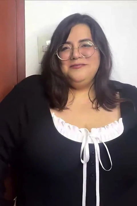 Karısının en iyi arkadaşı seni adeta memelerinden sikiyor