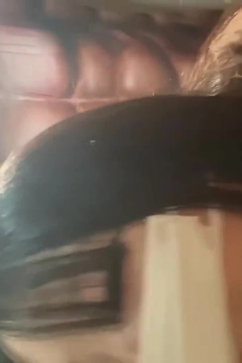 Derin bir his onu kırılma noktasına doğru iterken güzellik odaklı sahne yoğunluğu oluşturuyor