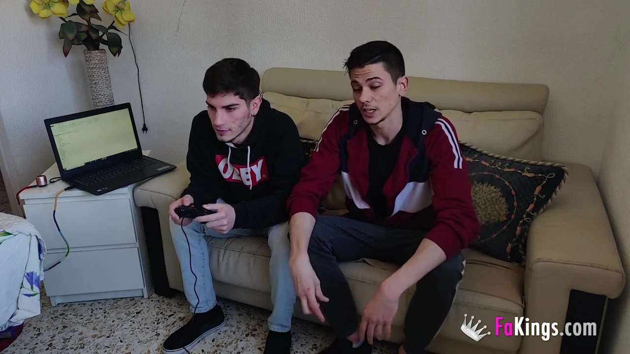 दो सींग का बना हुआ दोस्तों और उनके सेक्सी किशोर का प्रेमिका के बीच लॉकडाउन थ्रीसम