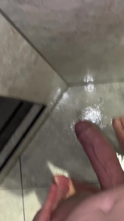 Сногсшибательный момент из ""Я не мог позаботиться о моем стоячке с моими сломанными руками, поэтому я попросила мою мачеху о помощи""