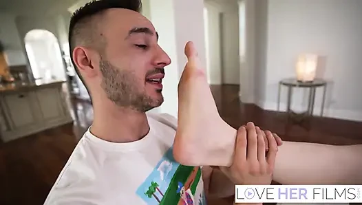 Azgın Olivia Madison büyük ayaklarına tapıyor