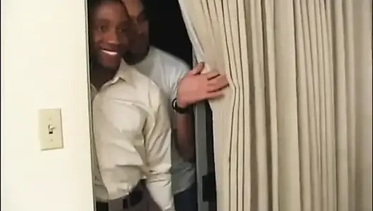 Siyah ve beyaz uzak orta yaşlı seksi kadın üçlü amcık sikişi