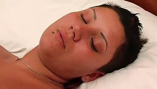 Seksi çoraplı egzotik hatun amını ovuyor ve parmaklıyor