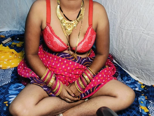 Ateşli seksi kız yeni yıl için kırmızı sari içinde, bütün gece sikiliyor