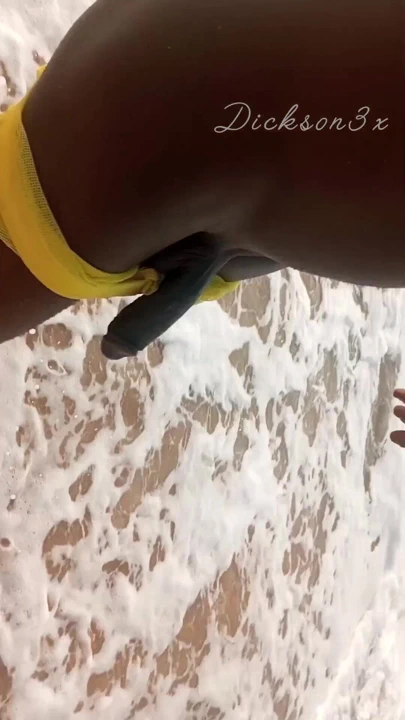 Cotonou plajında eğleniyor | Klip 2