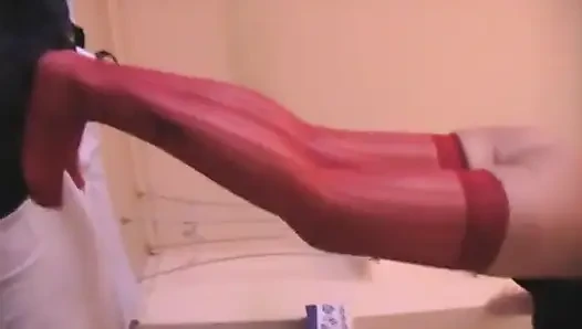 Kırmızı çoraplı topuklu ayakkabılar çiğneniyor