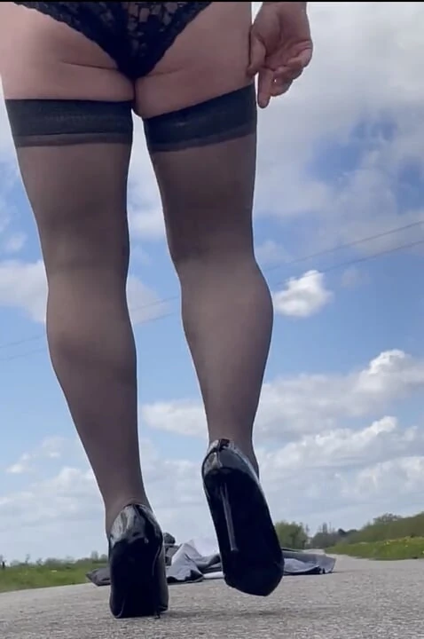 Travesti koca, işten sonra açık havada teşhir ediyor.