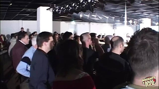 Üç sürtük sahnede dörtlü seks sırasında çifte penetrasyon alırken seyirciler sevinçle izliyor