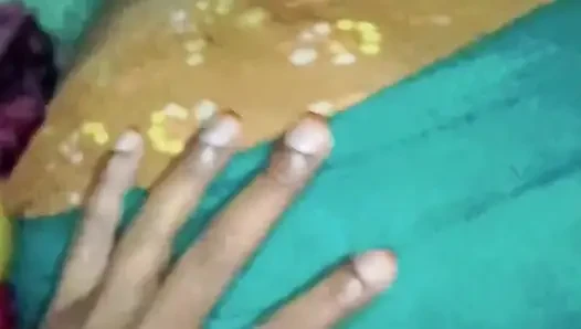 Hintli yenge maskeli kız rol yapma ateşli kızlar