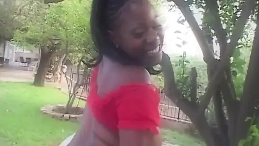 Tombul zenci orta yaşlı seksi kadın kalın siyah yarağı derine alıyor