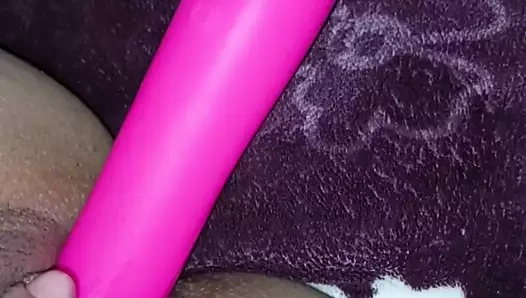 Gelip tüm güzel götümü dölle ıslatana kadar lezzetli amımı büyük bir dildoyla sikiyorum