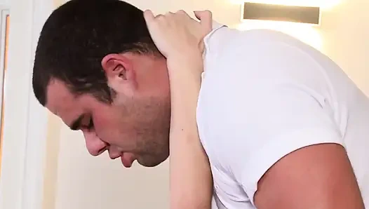 Sürtük sarışın ağzına boşalıyor azgın arkadaşlar tarafından çifte sikiliyor