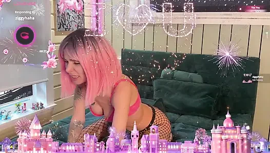 Sandy'nin Çevrimiçi aşıkları Amını Azdırıyor