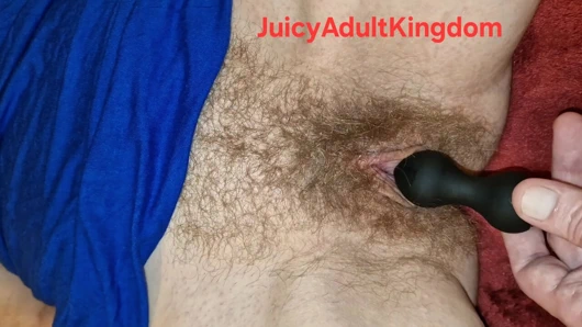 Amcığıma vibratör sokuyor ve vajinama masaj yapıyor