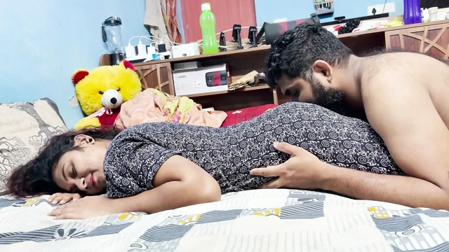Üvey kız kardeş üvey erkek kardeşiyle evde yatak odasında değilken üvey erkek kardeşiyle ateşli seks yapıyor