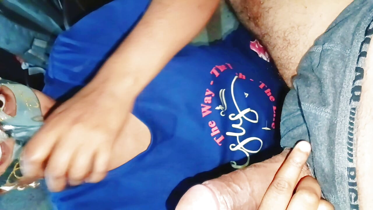 Hintli köylü kadın ağzına boşalmak için büyük yarak emiyor, en iyi oral seks yüzü derin gırtlak videosu