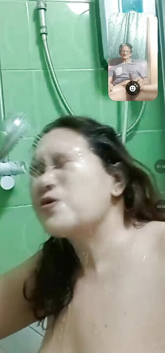 Banyo yaparken düzenli video seks yapıyor