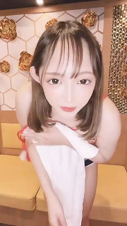 Lacivert bikinili yakışıklı bir adam.