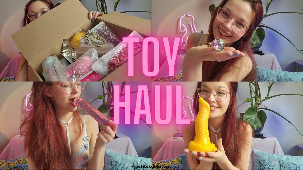 Yeni seks oyuncakları kutularını açıyor eğlencesi. Asmr, kızıl saçlı